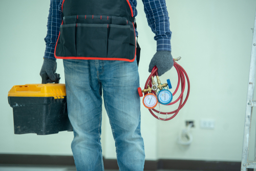 The,Technician,Is,Checking,The,Air,System,measuring,Equipment,For,Filling